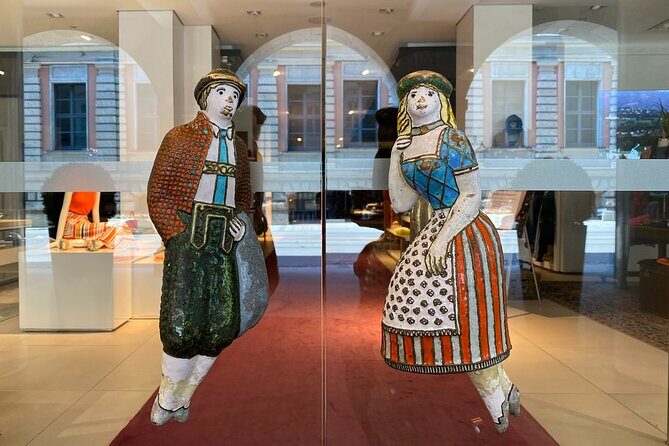Fall in Love with Munich in a Private Old Town Walking Tour - Dallmayr Delikatessenhaus: gourmet tradition with a royal lineage