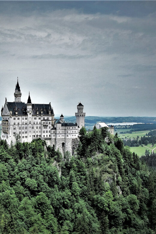 From Füssen: Neuschwanstein & Linderhof Castles Private Tour - Oberammergau: lunch time, painted houses, and shop browsing that doesn’t feel random