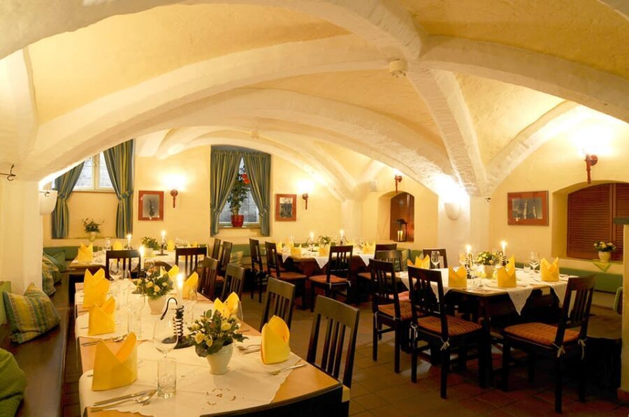 Munich: 3-Hour Culinary Nightwatch Tour - Old Town Hall on Salzstraße: Dates, Gates, and the Spire Rebuilt