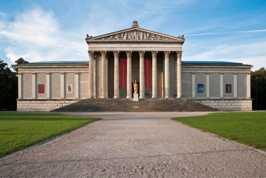 Munich: City Pass 45+ Top Attractions and Public Transport - Guided walks that actually help: old town, town hall, and cycling