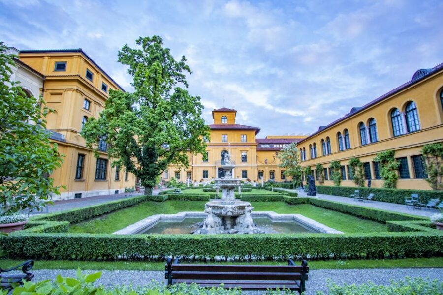 Munich: Express Walk with a Local in 90 minutes - Itinerary Rhythm: What Happens During the Walk