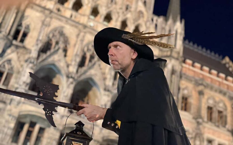 Munich: Night Watchman Tour in English - Meeting the Night Watchman at Marienplatz’s Mary’s Column