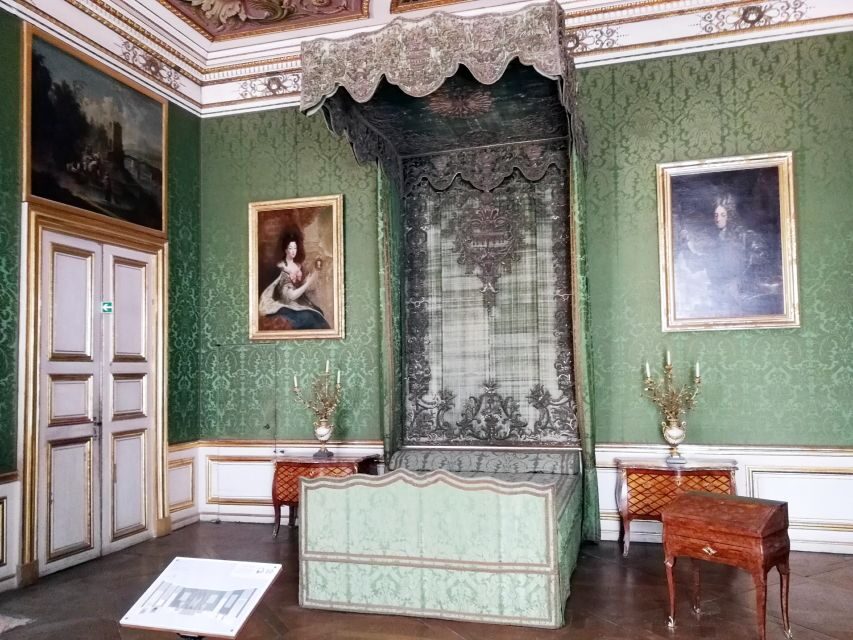 Munich: Nymphenburg Palace with official Guide - Stone Hall: learning what the room was for