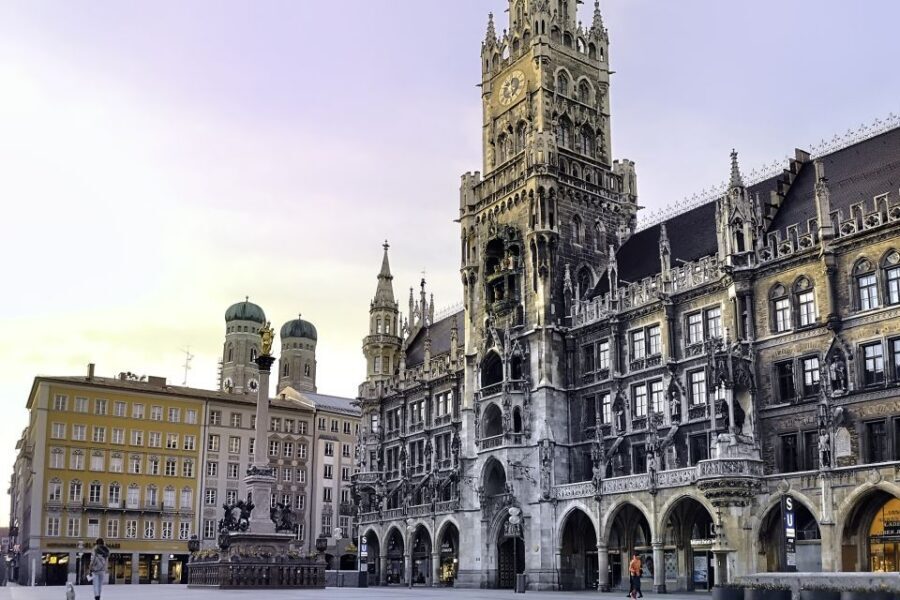 Munich: Old Town Walking Tour in Spanish - Getting Oriented: Karlstor Gate and a 3-hour, on-foot route