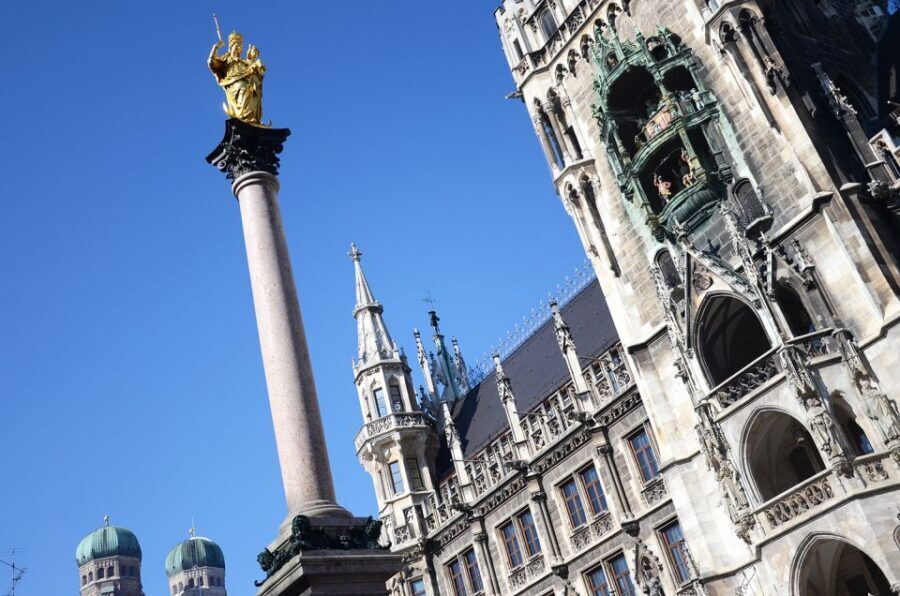 Munich: Old Town Walking Tour in Spanish - Viktualienmarkt: market life, beer garden vibes, and local food culture