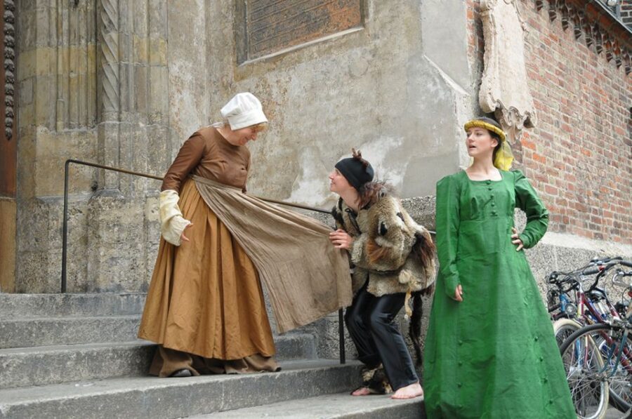 Munich: Scary Tour with actors in GERMAN - Town Hall yard and alchemy talk: Marco Bragadino’s pitch and why crowds fell for it