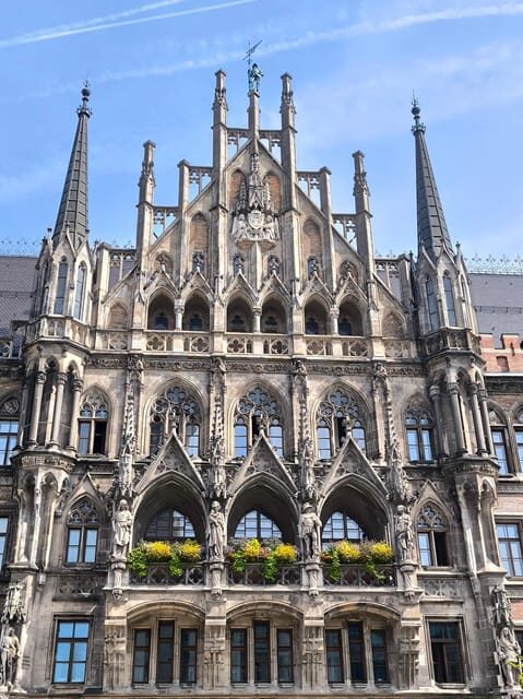 Munich: Walking tour of the old town with all your senses - Marienplatz to Carillon: how the tour starts
