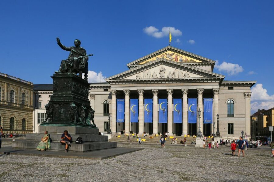 Munich: Walking Tour Old Town 3D VR Tour in GERMAN - Meeting at Orlandohaus (Platzl 4) with a blue-bag guide