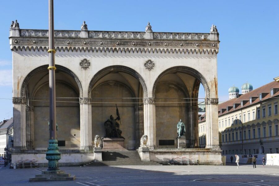 Munich: Walking Tour Old Town and Viktualienmarkt - Marienplatz and St. Peter’s: the core of Munich, explained in motion