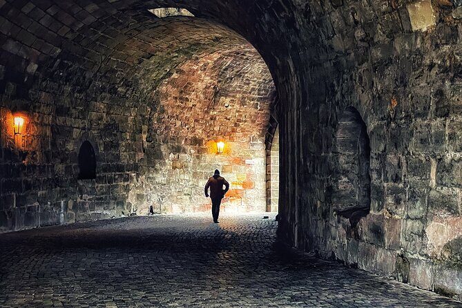 Nuremberg Ghosts and Gallows Evening Walking Tour in English - First Steps at Schöner Brunnen: a 5:00 pm start in the right mood