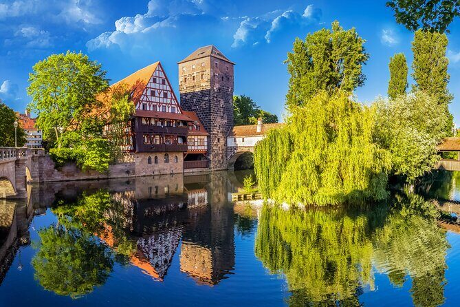 Nuremberg: Medieval Darkness Exploration Game - Schöner Brunnen: using a landmark you can see from far away