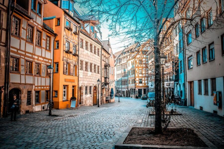 Nuremberg: Private Guided Walking Tour - Schöner Brunnen ring legend: A fun local ritual (and a direction problem)