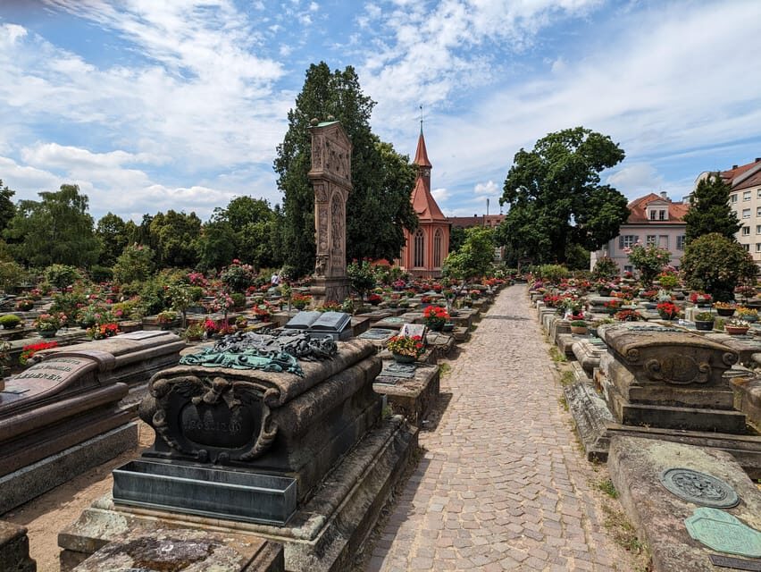 Nuremberg: St. Johannis Friedhof &Hesperidengärten IN GERMAN - Johannisfriedhof: where Nuremberg’s people are carved into stone