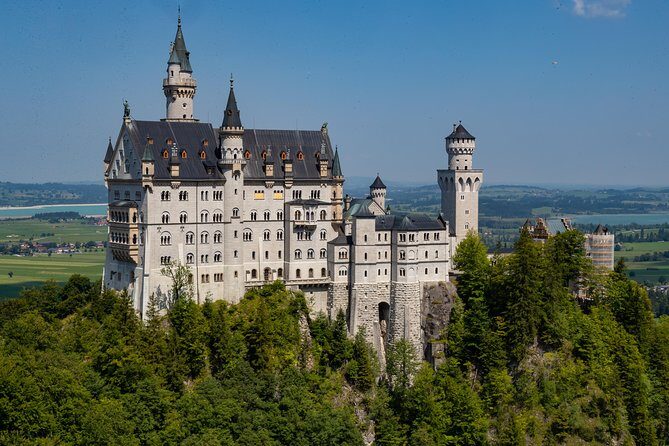 Premium Neuschwanstein Castle and Linderhof VIP Tour from Munich - Oberammergau Stop: A Short Town Break With Big Cultural Weight