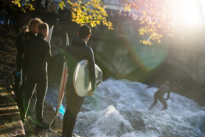 Private and full rickshaw tour in the English Garden - Surfer wave: a Munich moment that’s not about history