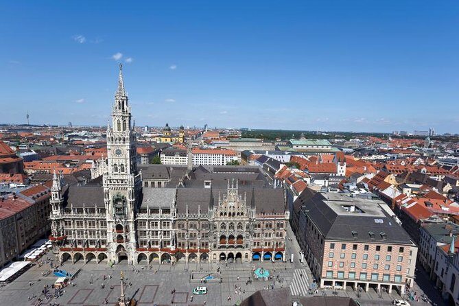Private Munich Old Town and Third Reich Walking Tour - Rathaus-Glockenspiel and Hofbräuhaus: why beer-hall culture matters