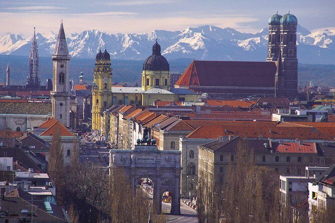 Private Munich Old Town and Third Reich Walking Tour - Neus Rathaus and the Third Reich story on foot