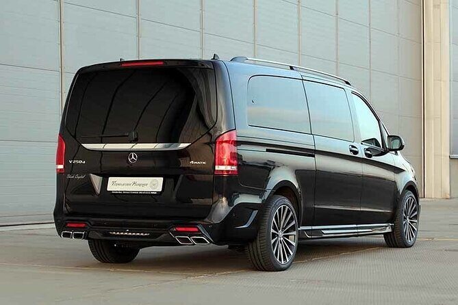 Private Transfer from Munich Airport to Munich City by Luxury Van - The arrivals-hall pickup: how the “sign + waiting” piece works