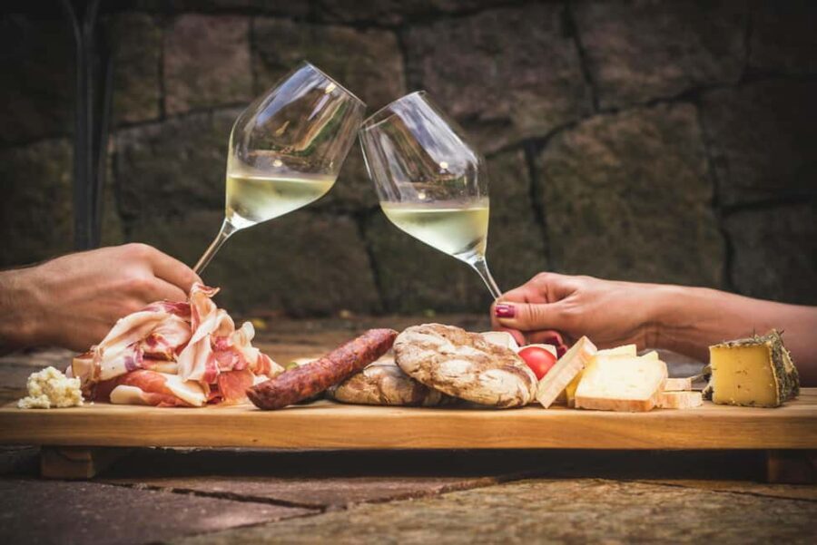 South Tyrolean specialties and wine tasting - Meet Tante Alma: a friendly host and a relaxed pace